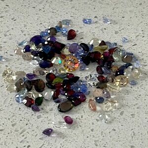 Beautiful lot of 100 heat treated gemstones